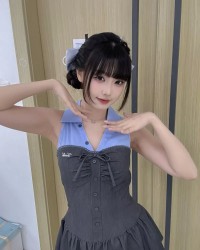 LPL主持周敢敢晒照：非常甜妹，生活给我一拳，我出布