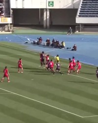 开云体育网页版入口-这球越位吗？日本高中赛球员从底线外回场打进绝平球，裁判判有效