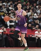 打得不错！朱松玮半场6中3&amp;三分2中1拿7分&amp;抢下7个篮板