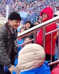 开云体育官方网-主持人汪涵在永州看足球赛！眼袋肿胀，胡子花白，岁月感挡不住